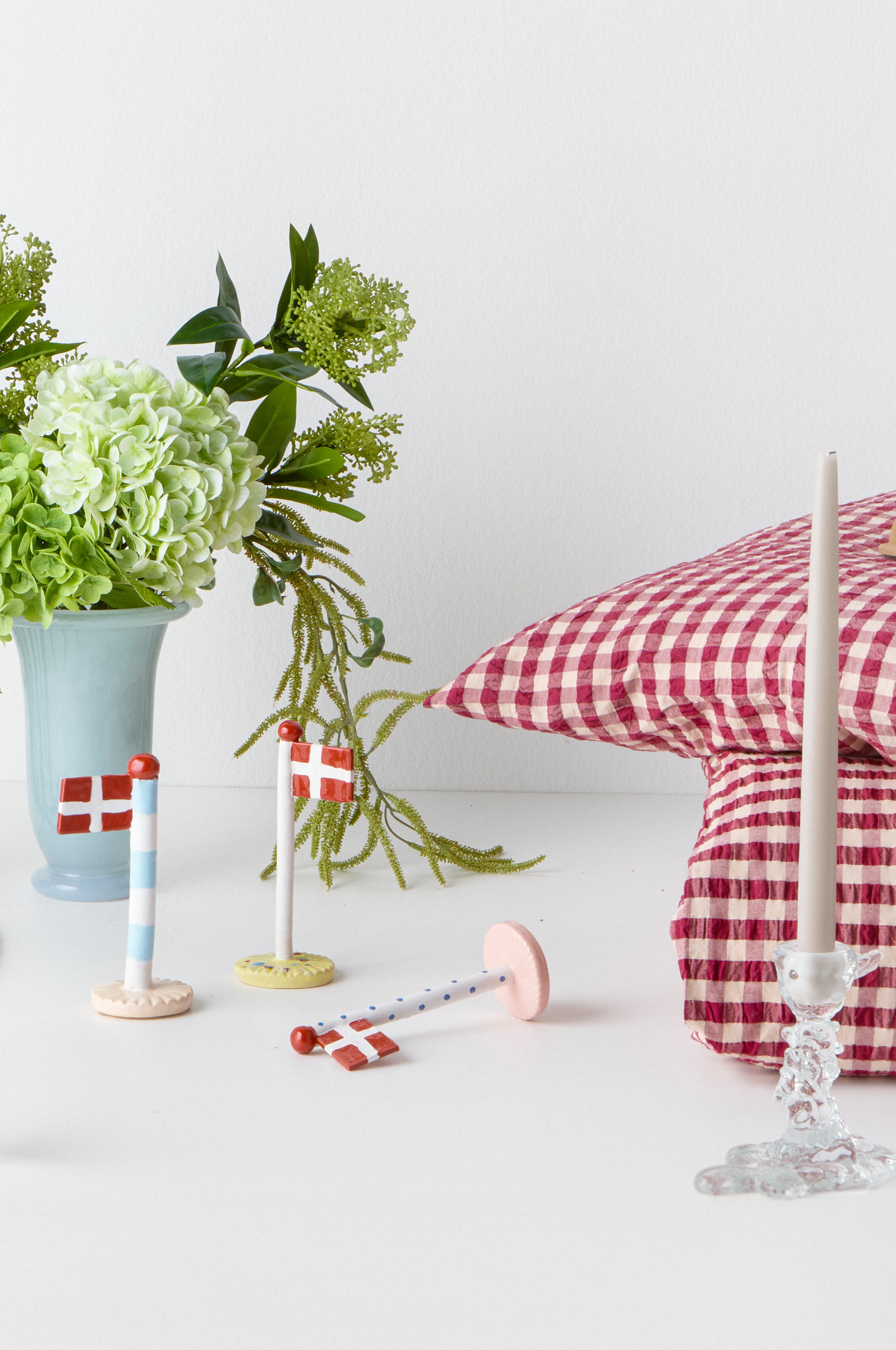 Polkadotflag med lyserød fod m. rød knop - H14-18 cm.